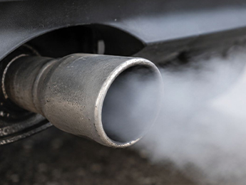 Humo blanco del escape: causas, qué significa y cómo solucionarlo